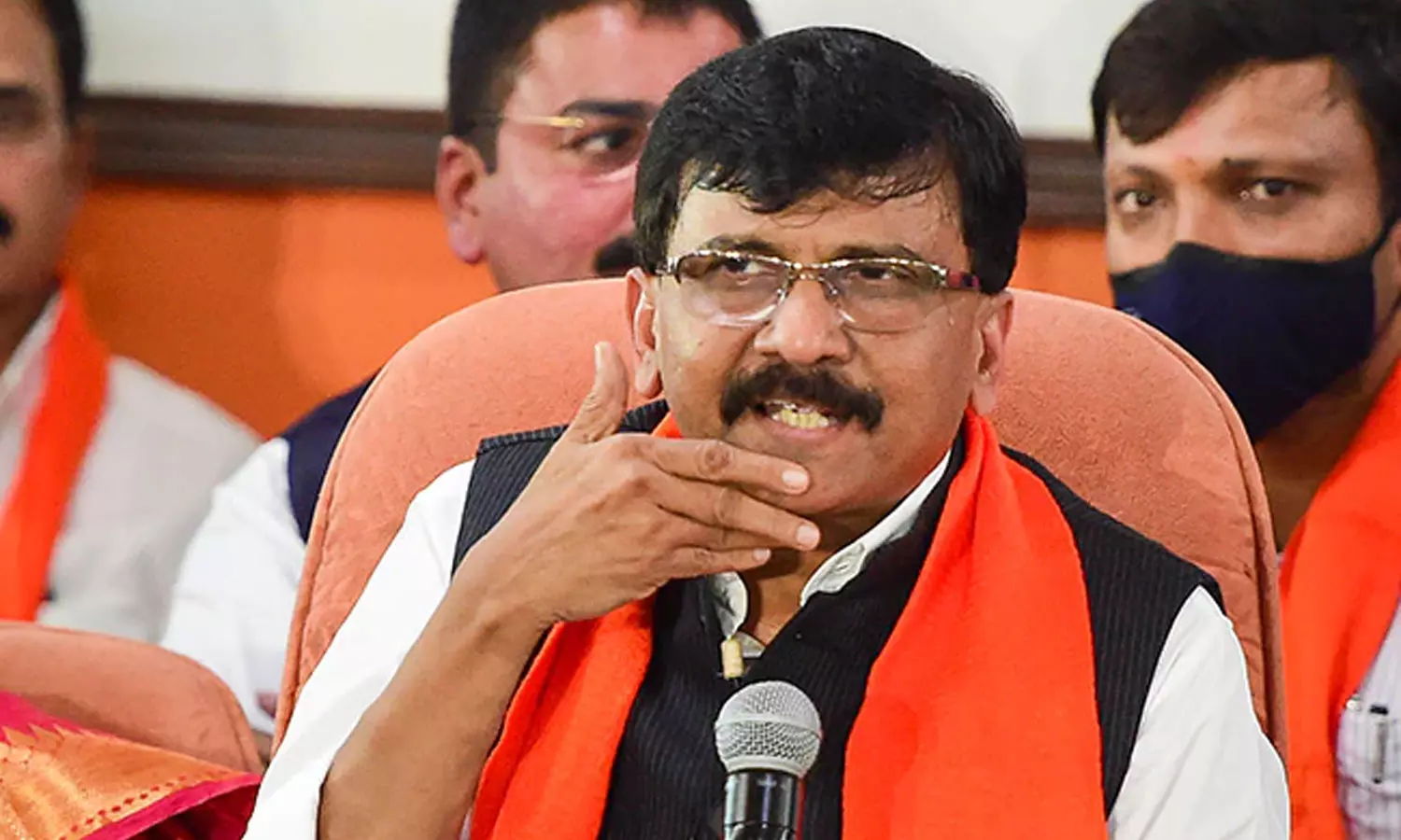 അച്ഛനും മകനും ജയിലിൽ പോവും; ബി.ജെ.പി നേതാവിനെതിരെ ശിവസേന അച്ഛനും മകനും ജയിലിൽ പോവും; ബി.ജെ.പി നേതാവിനെതിരെ ശിവസേന