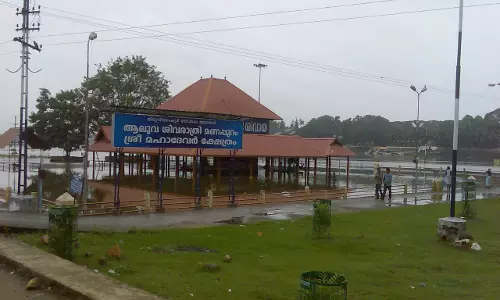 ഭക്തിസാന്ദ്രമായി ആലുവ മണപ്പുറം; പിതൃമോക്ഷം തേടി ആയിരങ്ങള്‍