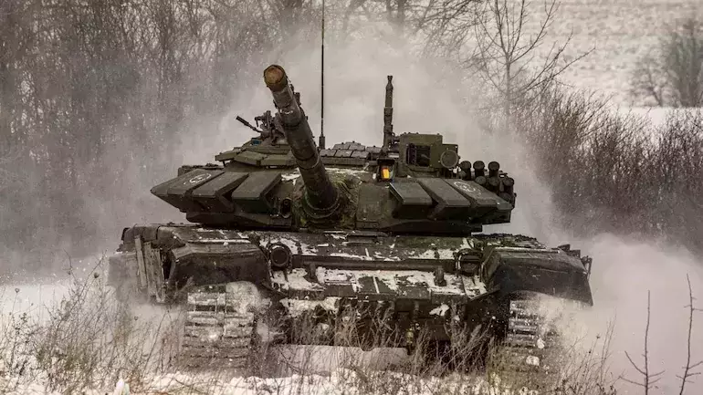 റഷ്യന്‍ ടാങ്കുകള്‍ക്ക് മുകളില്‍ കയറാന്‍ ശ്രമിക്കുന്ന യുക്രേനിയന്‍ പൗരന്മാര്‍; സമാനതകളില്ലാത്ത ധീരതയെന്ന് സോഷ്യല്‍മീഡിയ, വീഡിയോ