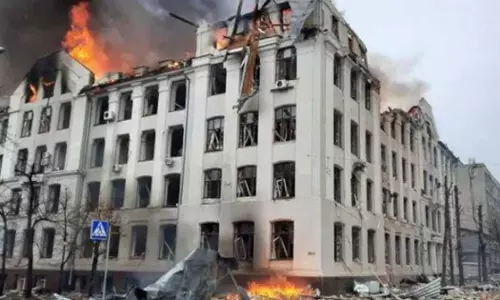 ഖാർകിവിലെ പൊലീസ് കെട്ടിടത്തിന് നേരെ റഷ്യൻ ആക്രമണം