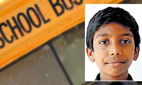 മുന്നില് കുത്തനെയുള്ള ഇറക്കം; ഡ്രൈവറില്ലാതെ നീങ്ങിയ ബസ്സ് ബ്രേക്ക് ചവിട്ടിനിര്ത്തി, രക്ഷകനായി വിദ്യാര്ഥി മുന്നില് കുത്തനെയുള്ള ഇറക്കം; ഡ്രൈവറില്ലാതെ നീങ്ങിയ ബസ്സ് ബ്രേക്ക് ചവിട്ടിനിര്ത്തി, രക്ഷകനായി വിദ്യാര്ഥി