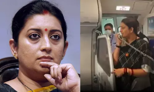 എങ്ങനെയുണ്ടെന്ന് സ്മൃതി ഇറാനി, അടിപൊളിയെന്ന് മലയാളി വിദ്യാർത്ഥികൾ; യുക്രൈൻ വിമാനത്തിൽ നിന്നുള്ള വീഡിയോ