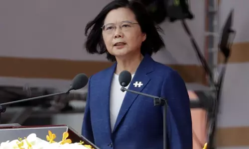 ഇടംകണ്ണിട്ട് ചൈന; യുക്രൈന് മാസശമ്പളം നൽകി പിന്തുണച്ച് തായ്വാൻ പ്രസിഡൻറ് ഇടംകണ്ണിട്ട് ചൈന; യുക്രൈന് മാസശമ്പളം നൽകി പിന്തുണച്ച് തായ്വാൻ പ്രസിഡൻറ്