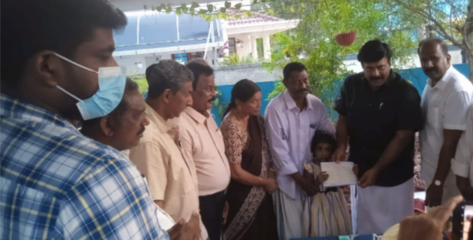 ഒമാനിലെ ഇബ്രിയിൽ മലവെള്ള പാച്ചിലിൽ മരണപ്പെട്ട സുജിത്ത് കുടുംബ സഹായ ഫണ്ട് കൈമാറി