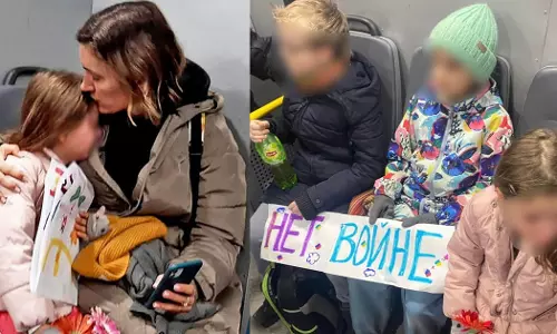 യുദ്ധം വേണ്ട: പൂക്കളുമായി എംബസിയിലെത്തിയ കുഞ്ഞുങ്ങളെ റഷ്യന്‍ പൊലീസ് കസ്റ്റഡിയിലെടുത്തു