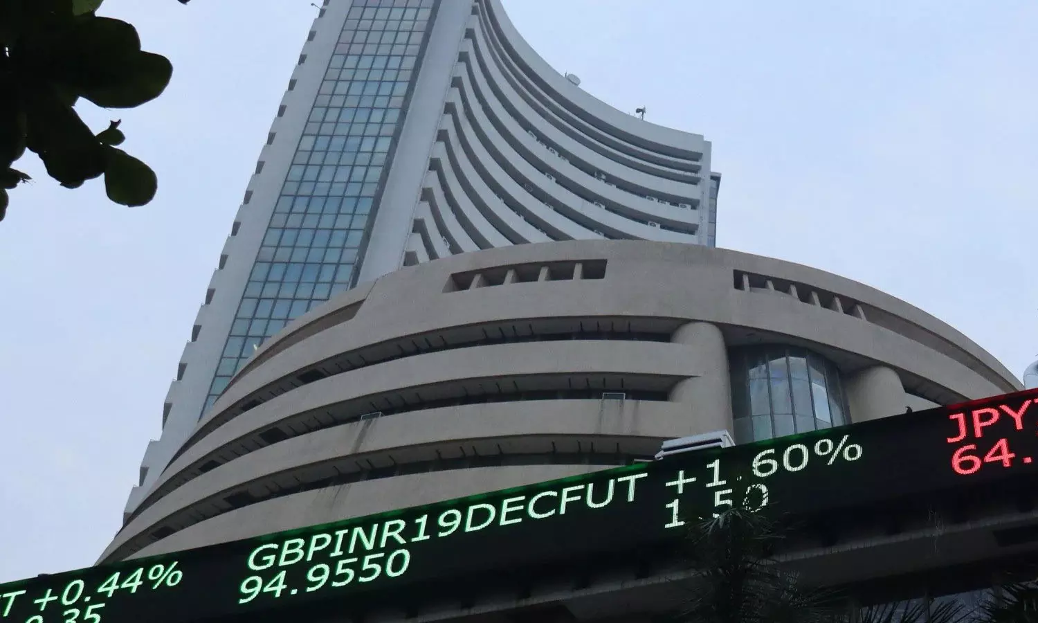 ഓഹരി വിപണിയിൽ തകർച്ച; സെൻസെക്‌സ് 1000 പോയിന്റ്‌ ഇടിഞ്ഞു