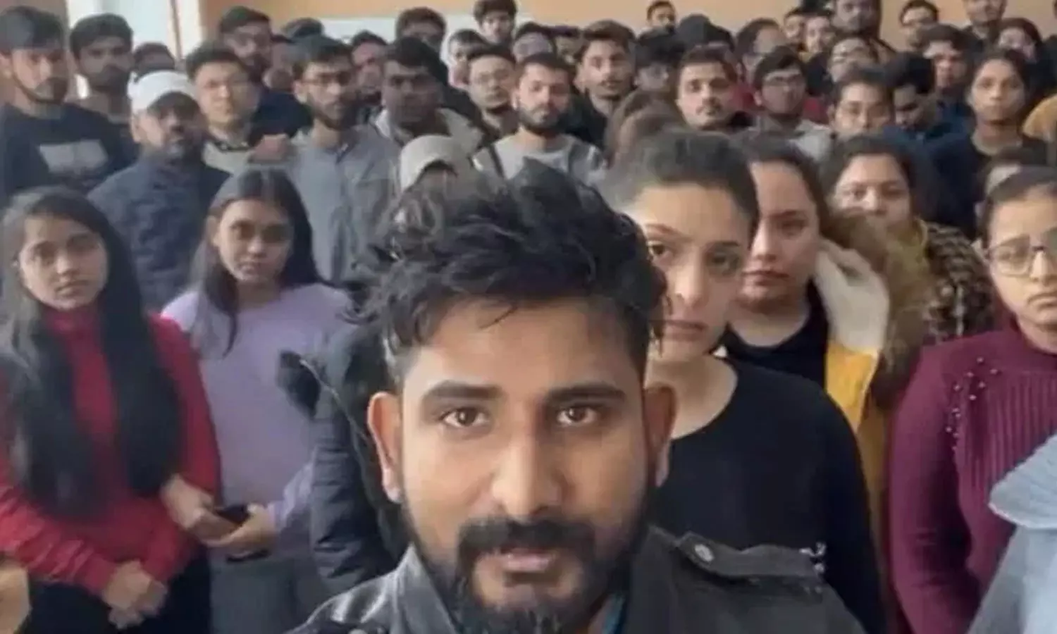 രക്ഷപ്പെടാന് ശ്രമിച്ചവര് വെടിയേറ്റു മരിച്ചെന്ന് കേള്ക്കുന്നു, മോദിജീ രക്ഷിക്കൂ; സുമിയിലെ ഇന്ത്യന് വിദ്യാര്ത്ഥികളുടെ കരളലിയിക്കുന്ന വീഡിയോ രക്ഷപ്പെടാന് ശ്രമിച്ചവര് വെടിയേറ്റു മരിച്ചെന്ന് കേള്ക്കുന്നു, മോദിജീ രക്ഷിക്കൂ; സുമിയിലെ ഇന്ത്യന് വിദ്യാര്ത്ഥികളുടെ കരളലിയിക്കുന്ന വീഡിയോ