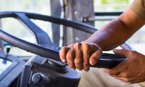 മലപ്പുറത്ത് വിദ്യാര്‍ഥിനി ബസില്‍ നിന്നും തെറിച്ചുവീണ സംഭവം; ഡ്രൈവറുടെ ലൈസൻസ് സസ്പെന്‍ഡ് ചെയ്തു