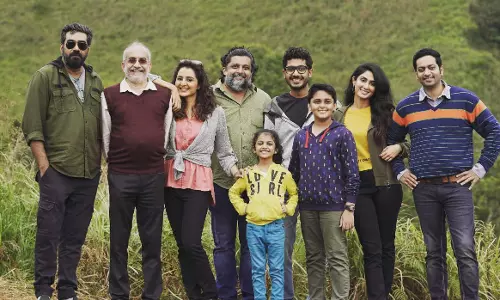 ആടിയും പാടിയും മഞ്ജുവും കൂട്ടരും; ലളിതം സുന്ദരത്തിലെ വീഡിയോ ഗാനം