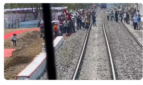 നേർക്കുനേർ പാഞ്ഞടുത്ത് ട്രെയിനുകൾ; ഒന്നിൽ കേന്ദ്രമന്ത്രി, ഒന്നിൽ ചെയർമാൻ-അപകടമൊഴിവാക്കി കവച്