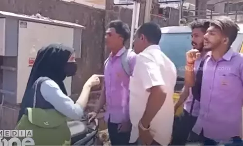 തന്റെ അച്ഛന്റെ വകയാണോ ഈ കോളജ്?; ഹിജാബ് ധരിച്ച് പരീക്ഷയെഴുതുന്നത് തടയാനെത്തിയവരോട് വിദ്യാർഥിനി തന്റെ അച്ഛന്റെ വകയാണോ ഈ കോളജ്?; ഹിജാബ് ധരിച്ച് പരീക്ഷയെഴുതുന്നത് തടയാനെത്തിയവരോട് വിദ്യാർഥിനി