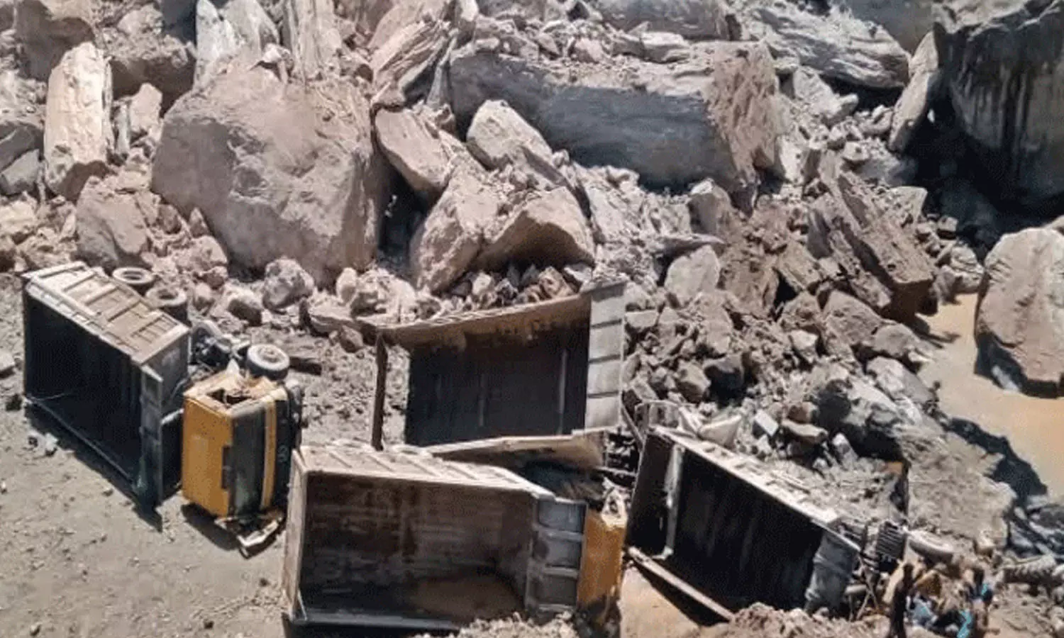 ഗുണ്ടൽപേട്ട് കരിങ്കൽ ക്വാറി അപകടം; നിരവധി പേർ മരിച്ചതായി സംശയം