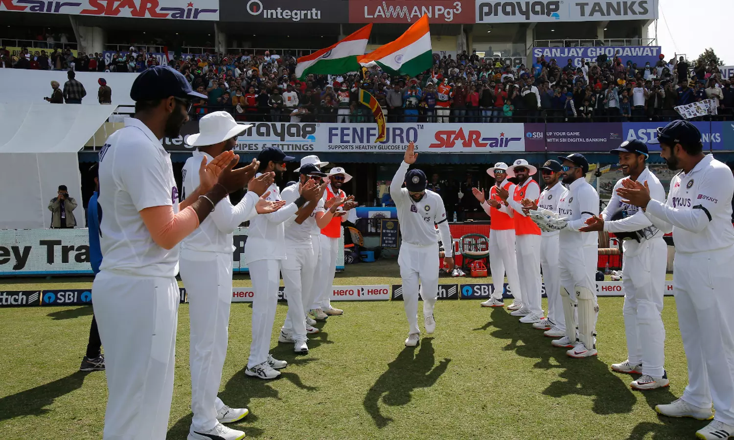 കോഹ്ലിക്ക് സർപ്രൈസ് ഗാർഡ് ഓഫ് ഓണർ നൽകി സഹതാരങ്ങൾ കോഹ്ലിക്ക് സർപ്രൈസ് ഗാർഡ് ഓഫ് ഓണർ നൽകി സഹതാരങ്ങൾ