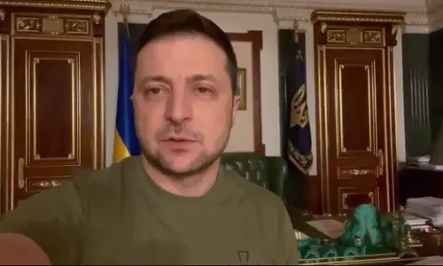 ഞാൻ കിയവിൽ തന്നെയുണ്ട്.. എങ്ങോട്ടും ഓടിപ്പോയിട്ടില്ല; പോളണ്ടിലേക്ക് രക്ഷപ്പെട്ടെന്ന കിംവദന്തികൾക്ക് മറുപടിയുമായി സെലൻസ്‌കി