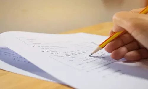 അട്ടപ്പാടി ഗവൺമെന്റ് കോളേജിലെ വിദ്യാർഥികൾക്ക് ചോദ്യപേപ്പർ മാറി നൽകി