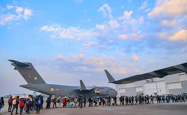 ഓപ്പറേഷൻ ഗംഗയുടെ ഭാഗമായി 13 വിമാനങ്ങൾ ഇന്ന് തിരിച്ചെത്തും; യുക്രൈനിൽ കുടുങ്ങിയ നേപ്പാൾ സ്വദേശികളെയും ഇന്ത്യയിലെത്തിച്ചേക്കും ഓപ്പറേഷൻ ഗംഗയുടെ ഭാഗമായി 13 വിമാനങ്ങൾ ഇന്ന് തിരിച്ചെത്തും; യുക്രൈനിൽ കുടുങ്ങിയ നേപ്പാൾ സ്വദേശികളെയും ഇന്ത്യയിലെത്തിച്ചേക്കും