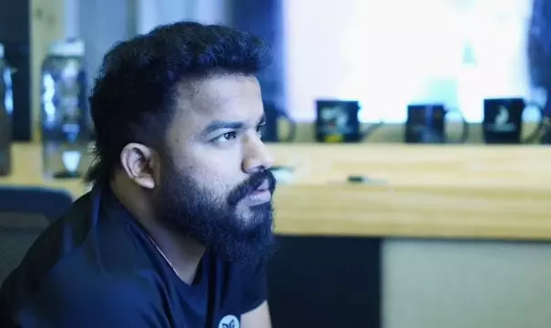 പീഡന പരാതിയുമായി ലൊക്കേഷനിലെ യുവതി; പടവെട്ട് സംവിധായകൻ ലിജു കൃഷ്ണ കസ്റ്റഡിയിൽ പീഡന പരാതിയുമായി ലൊക്കേഷനിലെ യുവതി; പടവെട്ട് സംവിധായകൻ ലിജു കൃഷ്ണ കസ്റ്റഡിയിൽ