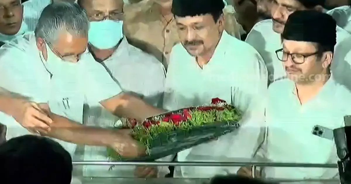 ഹൈദരലി തങ്ങൾക്ക് അന്തിമോപചാരം അർപ്പിക്കാൻ മുഖ്യമന്ത്രി പിണറായി വിജയനെത്തി ഹൈദരലി തങ്ങൾക്ക് അന്തിമോപചാരം അർപ്പിക്കാൻ മുഖ്യമന്ത്രി പിണറായി വിജയനെത്തി