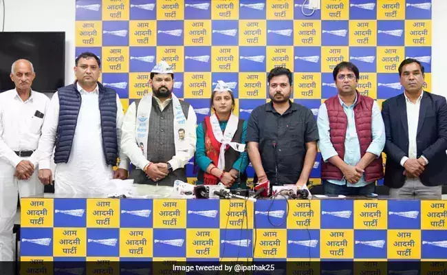 ബി.ജെ.പി നേതാവ് പ്രിയ ചൗധരിയും കോണ്‍ഗ്രസ് നേതാവ് പവന്‍ ശര്‍മയും ആം ആദ്മിയില്‍ ചേര്‍ന്നു