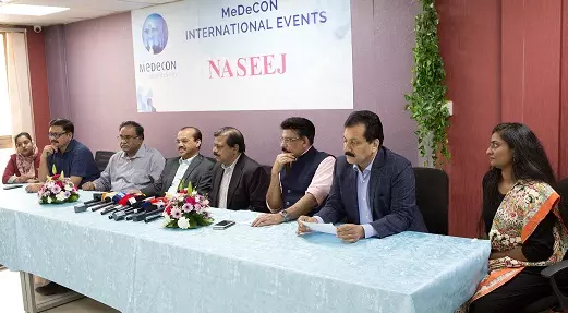 യു.എ.ഇക്ക് അഭിവാദ്യമര്പ്പിച്ച് പ്രവാസികളായ 50 വനിതാ ഡോക്ടര്മാര് നൃത്തവേദിയിലേക്ക് യു.എ.ഇക്ക് അഭിവാദ്യമര്പ്പിച്ച് പ്രവാസികളായ 50 വനിതാ ഡോക്ടര്മാര് നൃത്തവേദിയിലേക്ക്