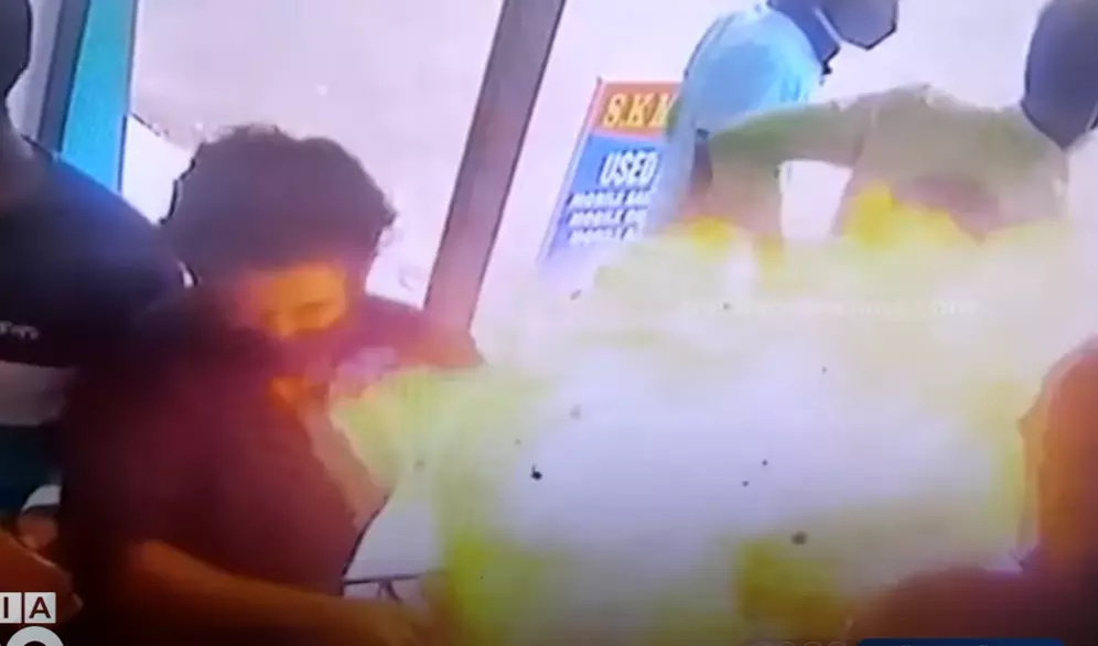 കോട്ടയത്ത് റീപെയറിങ്ങിനിടെ മൊബൈൽഫോൺ ബാറ്ററി പൊട്ടിത്തെറിച്ചു; ഭയന്നോടി ഉപയോക്താക്കൾ