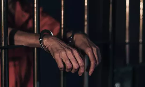 ഒന്നര വയസ്സുകാരിയെ മുക്കിക്കൊന്ന കേസ് മുത്തശ്ശിക്കും അച്ഛനുമെതിരെ കേസെടുത്തു