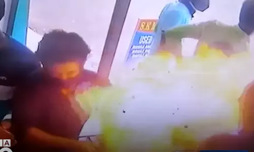 കോട്ടയത്ത് റീപെയറിങ്ങിനിടെ മൊബൈൽഫോൺ ബാറ്ററി പൊട്ടിത്തെറിച്ചു; ഭയന്നോടി ഉപയോക്താക്കൾ കോട്ടയത്ത് റീപെയറിങ്ങിനിടെ മൊബൈൽഫോൺ ബാറ്ററി പൊട്ടിത്തെറിച്ചു; ഭയന്നോടി ഉപയോക്താക്കൾ