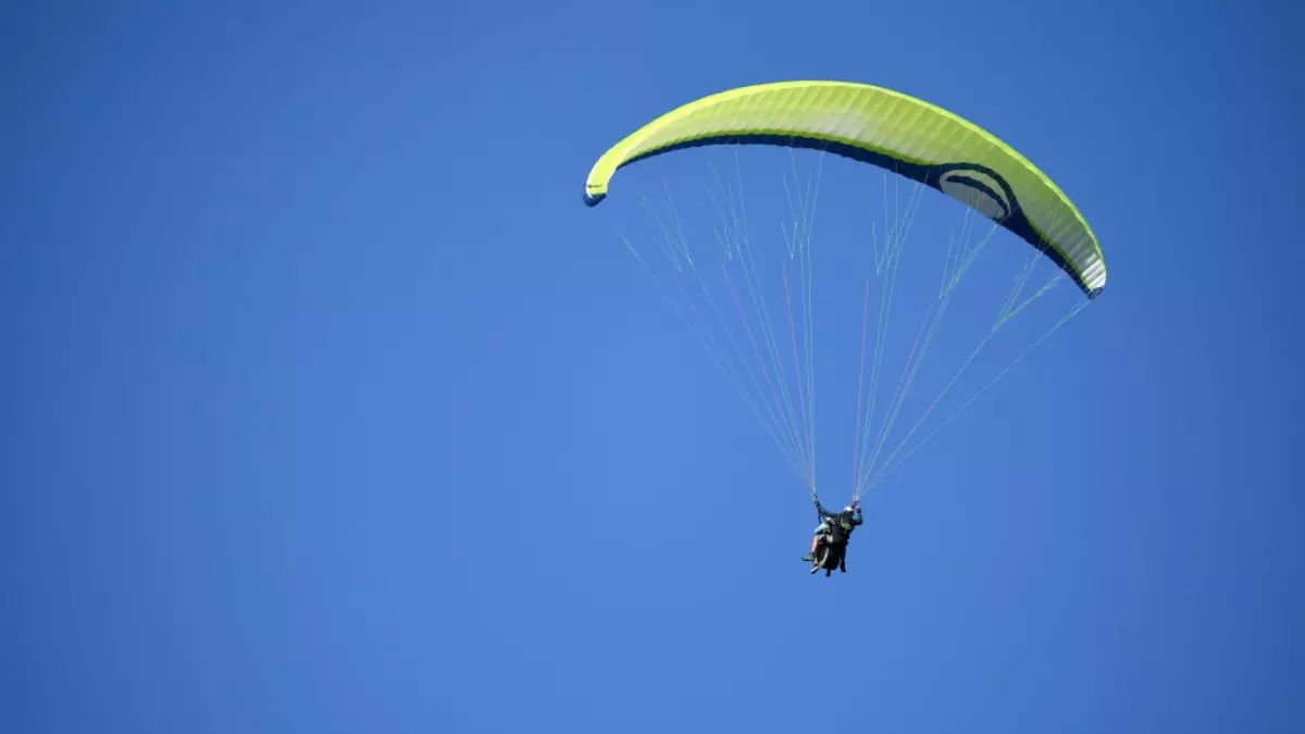 പാരാഗ്ലൈഡിങ്ങിനിടെ അപകടം: രണ്ടു പേർ മരിച്ചു; ഒരാൾക്ക് പരിക്ക്