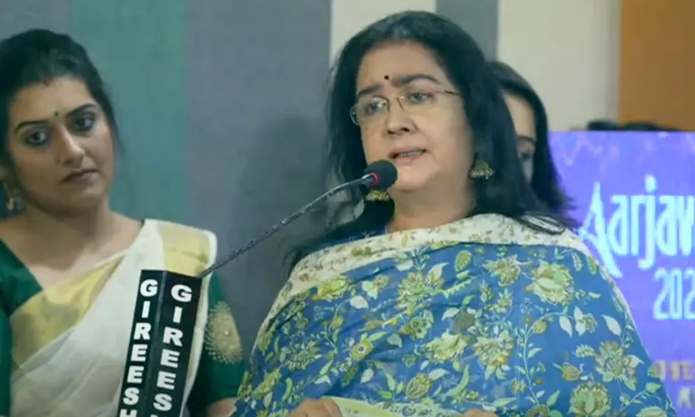 ലാലേട്ടനൊക്കെ സ്ത്രീകൾ എല്ലാവരും പോയോ എന്നു നോക്കിയേ സെറ്റിൽനിന്നു പോകൂ: ഉർവശി ലാലേട്ടനൊക്കെ സ്ത്രീകൾ എല്ലാവരും പോയോ എന്നു നോക്കിയേ സെറ്റിൽനിന്നു പോകൂ: ഉർവശി