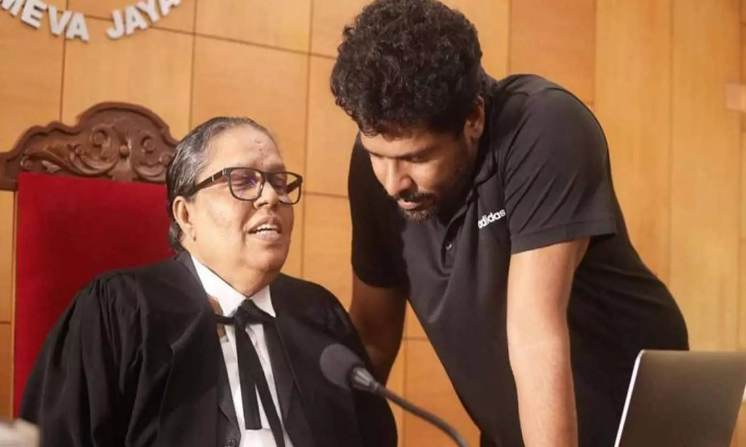 നാരദനിൽ ജഡ്ജിയായി ആഷിഖ് അബുവിന്റെ അമ്മ; ലൊക്കേഷനിൽ അമ്മയ്ക്ക് നിർദേശം നൽകുന്ന ചിത്രം വൈറലാവുന്നു നാരദനിൽ ജഡ്ജിയായി ആഷിഖ് അബുവിന്റെ അമ്മ; ലൊക്കേഷനിൽ അമ്മയ്ക്ക് നിർദേശം നൽകുന്ന ചിത്രം വൈറലാവുന്നു