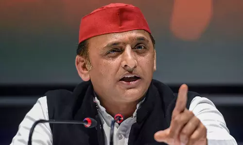 വോട്ടിംഗ് യന്ത്രങ്ങള്‍ കടത്തുന്നു; വോട്ടെണ്ണല്‍ മന്ദഗതിയിലാക്കാനും നീക്കമെന്ന് അഖിലേഷ് യാദവ്