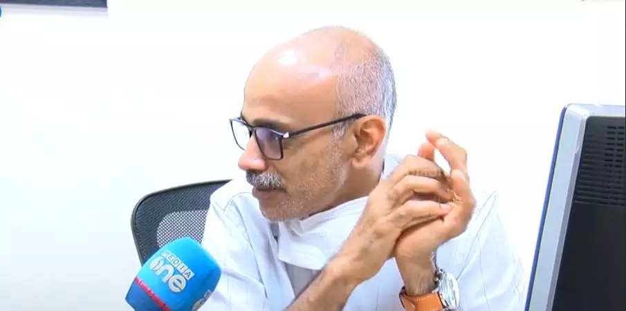 കുത്തേറ്റ പൊലീസുകാരനെ ഫീസില്ലാതെ ചികിത്സിച്ച് ഡോക്ടര്; നന്ദി അറിയിച്ച് കേരള പൊലീസ് കുത്തേറ്റ പൊലീസുകാരനെ ഫീസില്ലാതെ ചികിത്സിച്ച് ഡോക്ടര്; നന്ദി അറിയിച്ച് കേരള പൊലീസ്