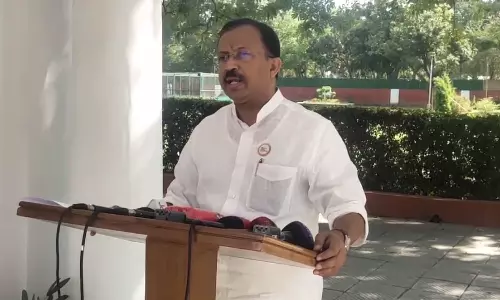 യോഗിക്കെതിരെയുള്ള പിണറായിയുടെ പ്രസ്താവന തിരുത്തണം, സി.പി.എമ്മിനൊപ്പം ചേർന്ന് ചീത്ത വിളിക്കുന്ന പ്രവണത വി.ഡി സതീശനും ഒഴിവാക്കണം: വി മുരളീധരൻ