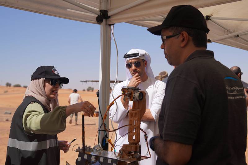 യു.എ.ഇയുടെ ചാന്ദ്രപര്യവേഷണ വാഹനം റാശിദ് റോവർ മരുഭൂമിയിൽ പരീക്ഷണയോട്ടം  നടത്തി