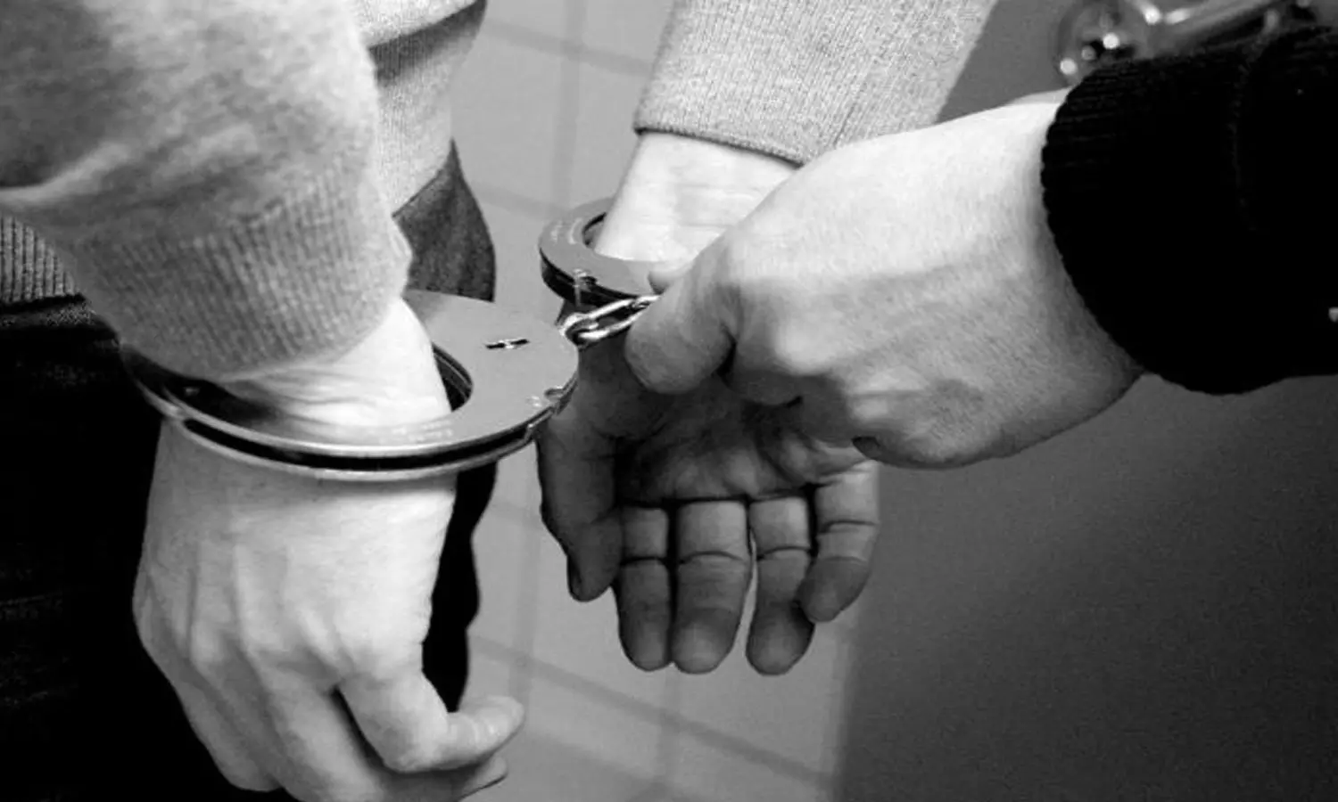 രാത്രി വീട്ടിലെത്തി കത്തിചൂണ്ടി നടിയെ യുവാക്കൾ പീഡിപ്പിച്ചു രാത്രി വീട്ടിലെത്തി കത്തിചൂണ്ടി നടിയെ യുവാക്കൾ പീഡിപ്പിച്ചു