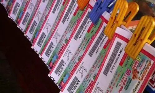 ലോട്ടറിയടിച്ചാൽ ഇനി വെറുതെ വിടില്ല; സമ്മാനം ലഭിക്കുന്നവർക്ക് പ്രത്യേക പരിശീലനം ലോട്ടറിയടിച്ചാൽ ഇനി വെറുതെ വിടില്ല; സമ്മാനം ലഭിക്കുന്നവർക്ക് പ്രത്യേക പരിശീലനം