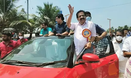 കക്ഷി-രാഷ്ട്രീയത്തിനതീതമായി വികസനത്തിനൊപ്പം- മുഹമ്മദ് റിയാസിനൊപ്പമുള്ള ചിത്രം പങ്കുവെച്ച് രമേശ് ചെന്നിത്തല