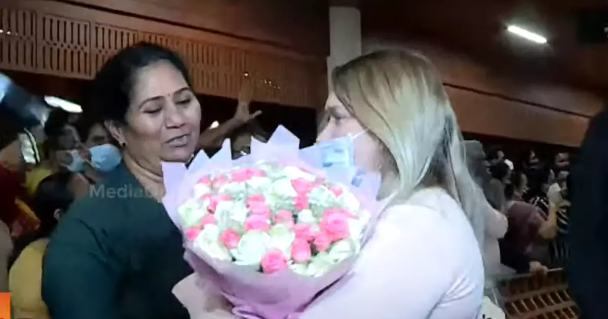 മലയാളിയെ വിവാഹം ചെയ്ത യുക്രേനിയൻ യുവതിയടക്കം 180 പേർ കൊച്ചിയിലെത്തി മലയാളിയെ വിവാഹം ചെയ്ത യുക്രേനിയൻ യുവതിയടക്കം 180 പേർ കൊച്ചിയിലെത്തി