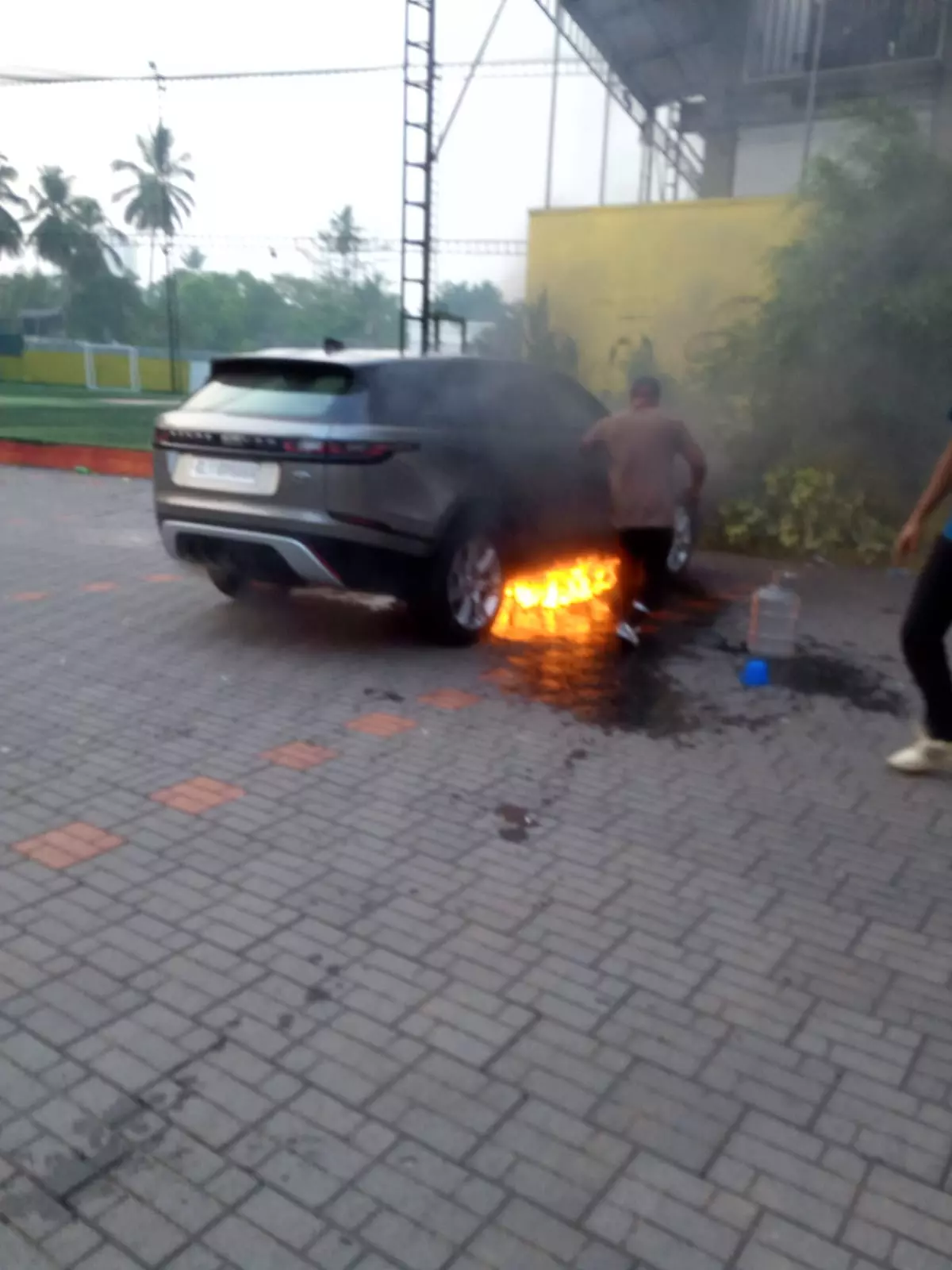 കോഴിക്കോട്ട് നിര്ത്തിയിട്ട കാറിന് തീ പിടിച്ചു കോഴിക്കോട്ട് നിര്ത്തിയിട്ട കാറിന് തീ പിടിച്ചു