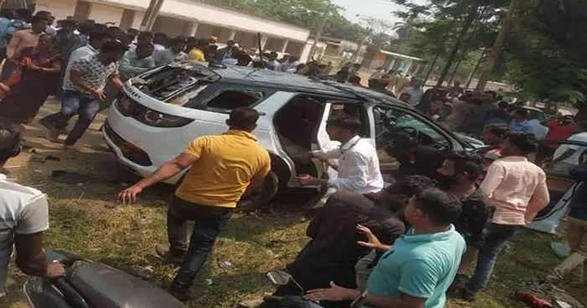 ഒഡീഷയില്‍ എംഎല്‍എയുടെ വാഹനം പാഞ്ഞുകയറി 22 പേര്‍ക്ക് പരിക്ക്; എംഎല്‍എയെ പൊതിരെ തല്ലി ജനക്കൂട്ടം