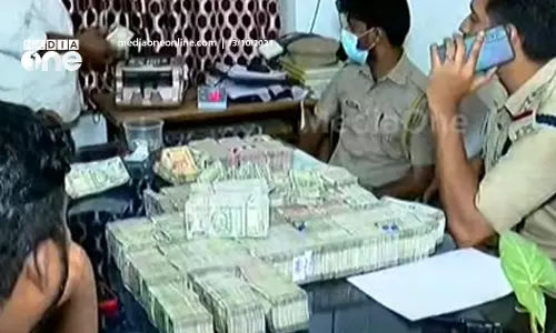 മലപ്പുറത്ത് വൻ കുഴൽപ്പണവേട്ട; പിടികൂടിയത് ഒരു കോടിയിലധികം രൂപ