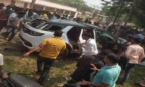 ഒഡീഷയില്‍ എംഎല്‍എയുടെ വാഹനം പാഞ്ഞുകയറി 22 പേര്‍ക്ക് പരിക്ക്; എംഎല്‍എയെ പൊതിരെ തല്ലി ജനക്കൂട്ടം