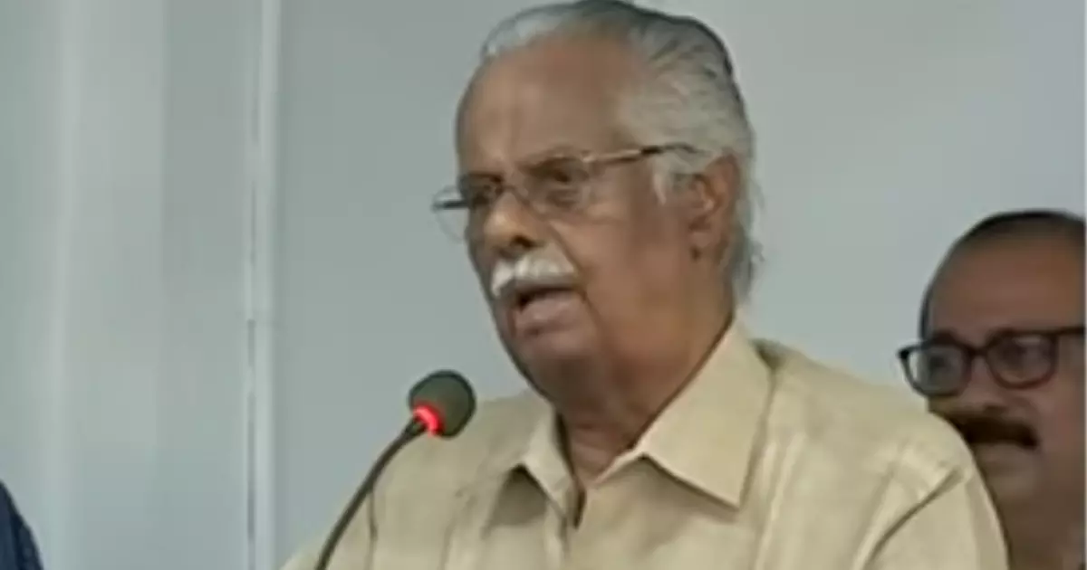 ഞാൻ സ്മൃതി ഇറാനിയുടെ ആരാധകനല്ല, ഇനിയൊട്ട് ആവുകയുമില്ല. പക്ഷേ ഒരു കാര്യത്തിൽ അവരെ നമിക്കണം; കോൺഗ്രസ് വേദിയിൽ ടി പത്മനാഭൻ