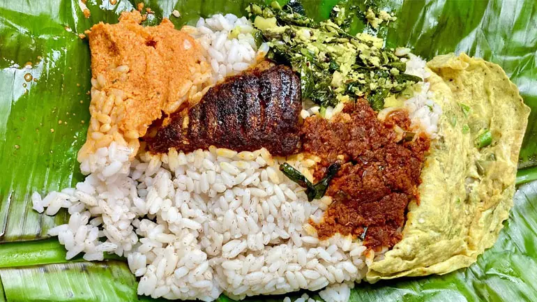 പള്ളി ദർസിൽനിന്നു വരുന്ന മകളുടെ സഹപാഠിക്ക് ഉച്ചയൂൺ നൽകുന്ന അമ്മ; ഇത് മനുഷ്യസ്നേഹത്തിന്റെ കഥ പള്ളി ദർസിൽനിന്നു വരുന്ന മകളുടെ സഹപാഠിക്ക് ഉച്ചയൂൺ നൽകുന്ന അമ്മ; ഇത് മനുഷ്യസ്നേഹത്തിന്റെ കഥ