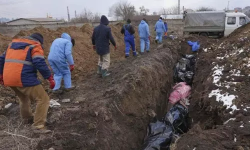 മരിയുപോളിൽ കുഴിമാടങ്ങളിൽ കൂട്ടസംസ്‌കാരം; 12 ദിവസത്തിനുള്ളിൽ കൊല്ലപ്പെട്ടത് 1582 സാധാരണക്കാർ