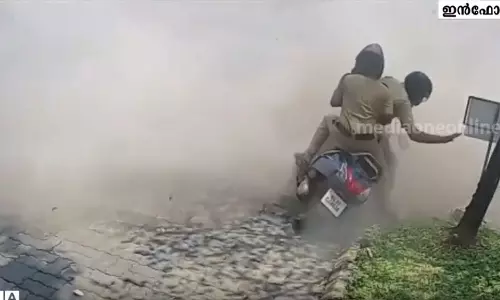 നിയന്ത്രണം വിട്ട കാർ മതിൽ ഇടിച്ചു തെറിപ്പിച്ചു; പൊലീസുകാർ രക്ഷപ്പെട്ടത് തലനാരിഴക്ക്‌