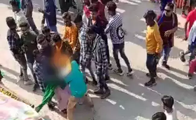 മധ്യപ്രദേശില്‍ സ്ത്രീകള്‍ക്ക് നേരെ പരസ്യ ആൾക്കൂട്ട ആക്രമണം, രക്ഷിക്കാതെ ദൃശ്യങ്ങള്‍ പകര്‍ത്തി നാട്ടുകാര്‍