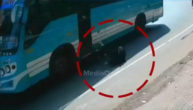 യുവതി ബസിൽ നിന്ന് വീണ സംഭവം; ഡ്രൈവറുടെയും കണ്ടക്ടറുടെയും ലൈസൻസ് സസ്പെൻഡ് ചെയ്തു യുവതി ബസിൽ നിന്ന് വീണ സംഭവം; ഡ്രൈവറുടെയും കണ്ടക്ടറുടെയും ലൈസൻസ് സസ്പെൻഡ് ചെയ്തു