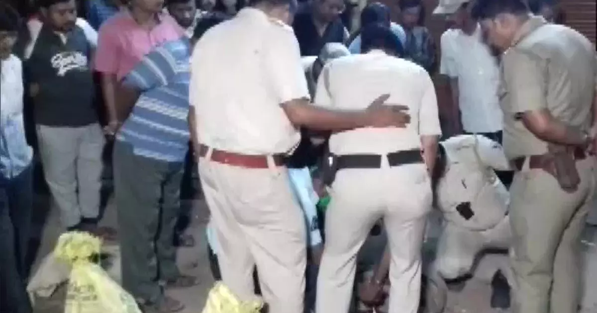 ബംഗാളില് കോണ്ഗ്രസ്, തൃണമൂല് നേതാക്കള് വെടിയേറ്റ് മരിച്ചു ബംഗാളില് കോണ്ഗ്രസ്, തൃണമൂല് നേതാക്കള് വെടിയേറ്റ് മരിച്ചു