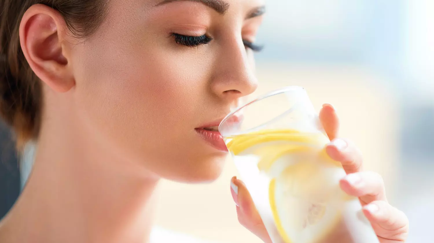 കൊടുംചൂടിൽ ശരീരം തണുപ്പിക്കാൻ എന്ത് കുടിക്കണം? എന്തൊക്കെ ഒഴിവാക്കണം? കൊടുംചൂടിൽ ശരീരം തണുപ്പിക്കാൻ എന്ത് കുടിക്കണം? എന്തൊക്കെ ഒഴിവാക്കണം?